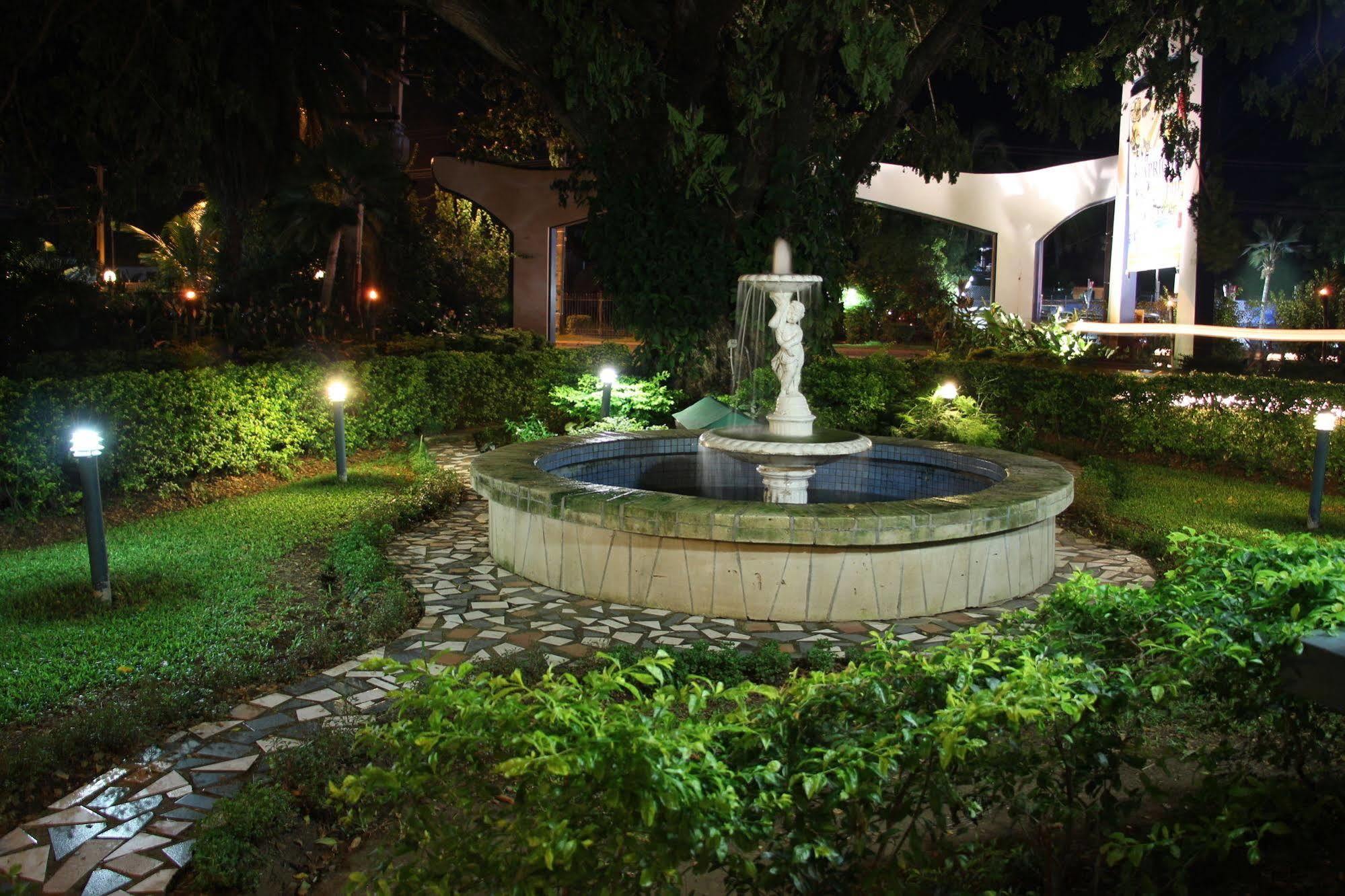 Capricorn International Hotel Nadi Exteriör bild